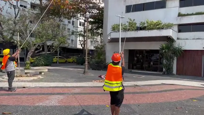 Cabos de içamento estendidos na fachada de um prédio residencial